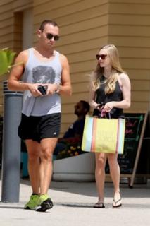Amanda Seyfried feet photo thumbnail