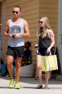 Amanda Seyfried feet photo thumbnail