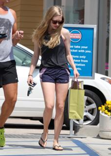 Amanda Seyfried feet photo thumbnail