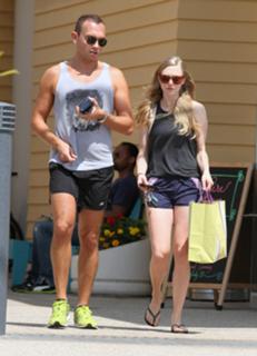 Amanda Seyfried feet photo thumbnail