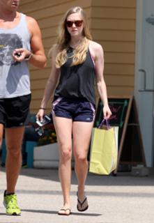 Amanda Seyfried feet photo thumbnail