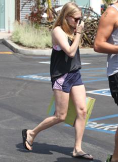Amanda Seyfried feet photo thumbnail