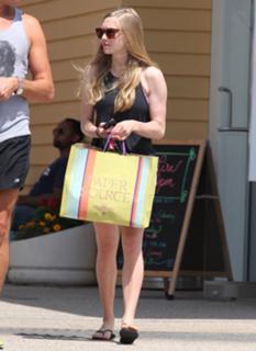 Amanda Seyfried feet photo thumbnail