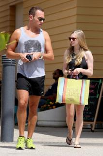Amanda Seyfried feet photo thumbnail