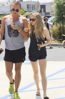 Amanda Seyfried feet photo thumbnail