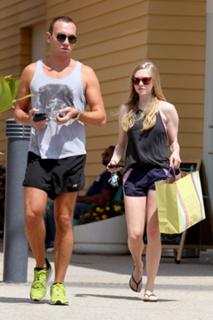 Amanda Seyfried feet photo thumbnail
