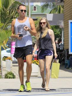 Amanda Seyfried feet photo thumbnail