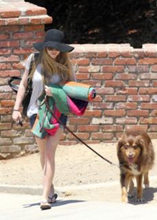 Amanda Seyfried feet photo thumbnail