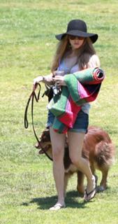 Amanda Seyfried feet photo thumbnail
