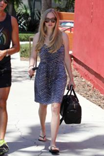 Amanda Seyfried feet photo thumbnail