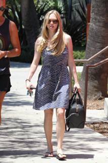 Amanda Seyfried feet photo thumbnail