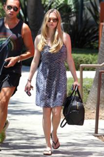 Amanda Seyfried feet photo thumbnail