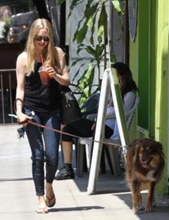 Amanda Seyfried feet photo thumbnail