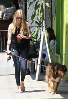 Amanda Seyfried feet photo thumbnail
