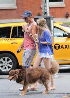 Amanda Seyfried feet photo thumbnail