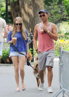 Amanda Seyfried feet photo thumbnail