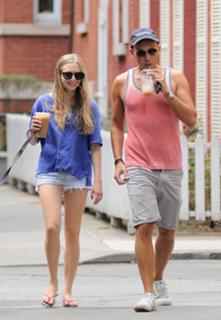 Amanda Seyfried feet photo thumbnail