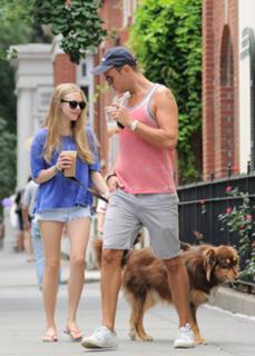 Amanda Seyfried feet photo thumbnail