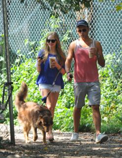 Amanda Seyfried feet photo thumbnail