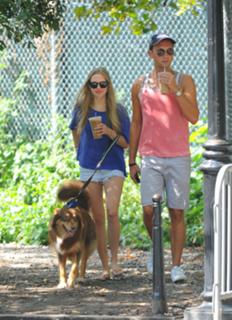 Amanda Seyfried feet photo thumbnail
