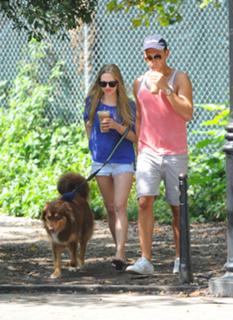Amanda Seyfried feet photo thumbnail