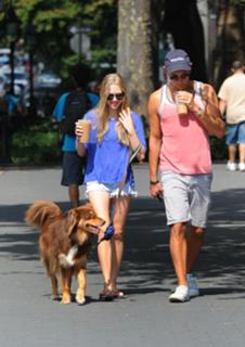 Amanda Seyfried feet photo thumbnail