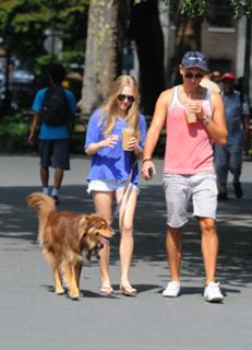 Amanda Seyfried feet photo thumbnail