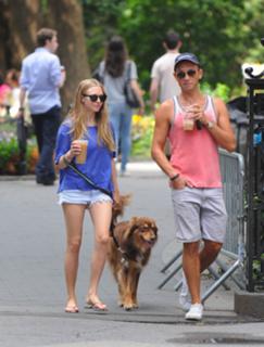 Amanda Seyfried feet photo thumbnail