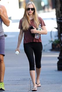 Amanda Seyfried feet photo thumbnail