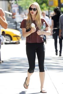Amanda Seyfried feet photo thumbnail