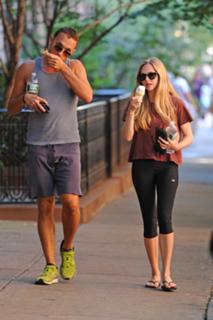 Amanda Seyfried feet photo thumbnail