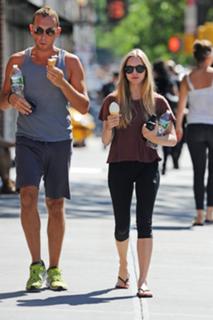 Amanda Seyfried feet photo thumbnail