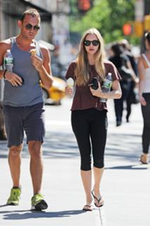 Amanda Seyfried feet photo thumbnail