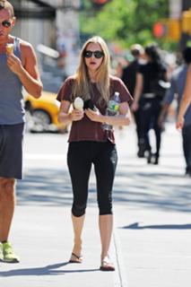 Amanda Seyfried feet photo thumbnail