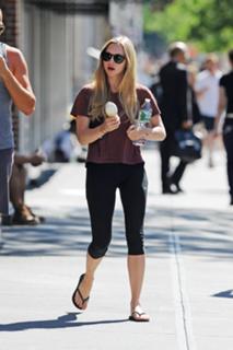 Amanda Seyfried feet photo thumbnail