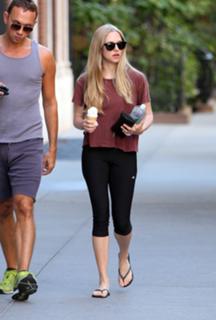 Amanda Seyfried feet photo thumbnail
