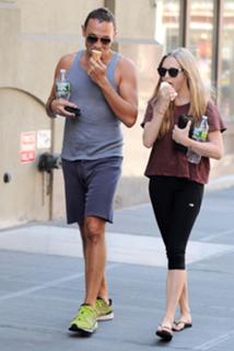 Amanda Seyfried feet photo thumbnail