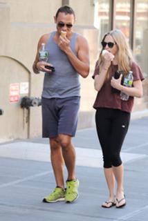 Amanda Seyfried feet photo thumbnail