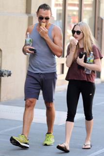 Amanda Seyfried feet photo thumbnail