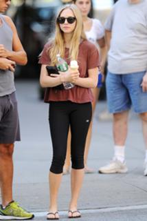 Amanda Seyfried feet photo thumbnail