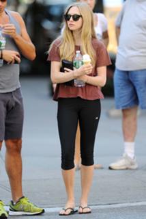 Amanda Seyfried feet photo thumbnail