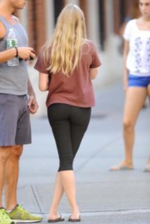 Amanda Seyfried feet photo thumbnail