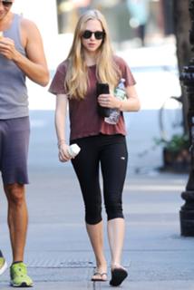 Amanda Seyfried feet photo thumbnail