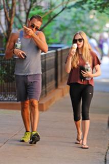 Amanda Seyfried feet photo thumbnail