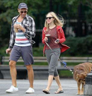 Amanda Seyfried feet photo thumbnail