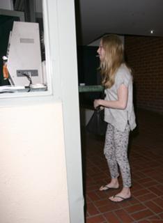 Amanda Seyfried feet photo thumbnail