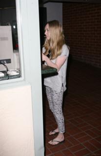 Amanda Seyfried feet photo thumbnail