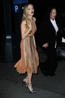 Amanda Seyfried feet photo thumbnail