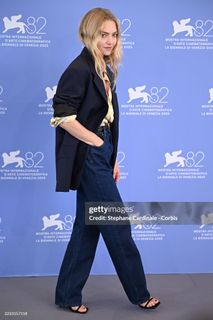 Amanda Seyfried feet photo thumbnail