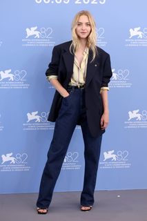 Amanda Seyfried feet photo thumbnail